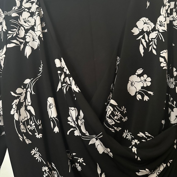 CHAPS black and white wrap style v neck - Picture 4 of 5